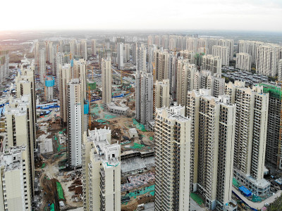塔吊对大型建筑工地的鸟瞰图。