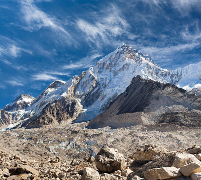 珠穆朗玛峰和Nuptse山在萨加玛塔国家公园，珠穆朗玛峰地区，尼泊尔喜马拉雅山。珠穆朗玛峰基地营地徒