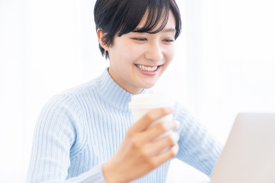 年轻的亚洲女性使用笔记本电脑