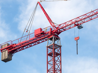 建筑起重机或建筑工地上的建筑起重机对着蓝天
