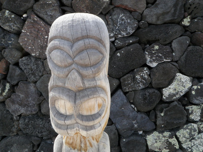 提基雕像和熔岩岩壁