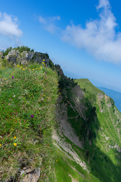 在山上徒步旅行
