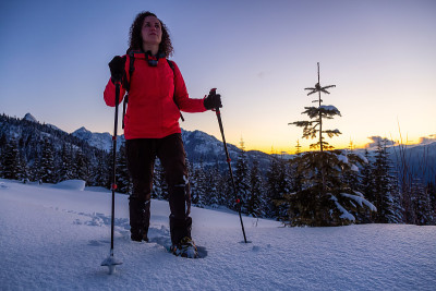 爱冒险的女孩在山顶的雪地里穿雪鞋