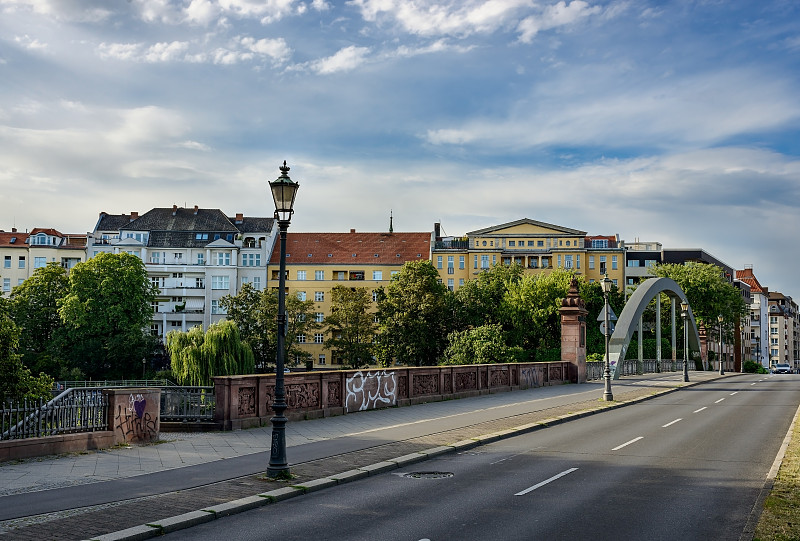 “Lessingbrücke”(“莱辛桥”)连接了柏林的Hansaviertel区和Moabit区