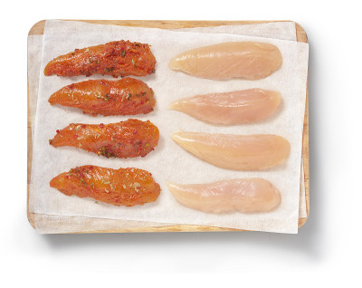工作室里的生鸡肉，放在切菜板上