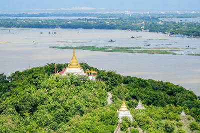 曼德勒城的鸟瞰图，寺庙，金塔，伊洛瓦底江和萨皆山的桥梁。是缅甸著名的旅游景点