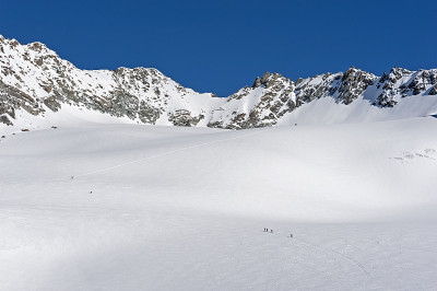 全景横跨雪域山谷的高山山脉