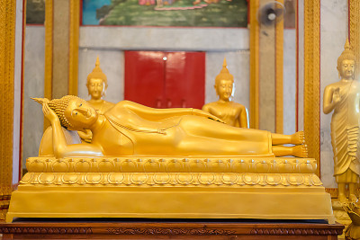 泰国一座佛教寺庙里的金色坐佛。