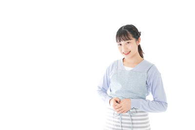 年轻的家庭主妇带着白色的背景微笑