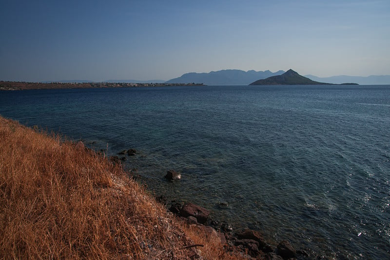 风景与海湾的埃伊纳岛在萨罗尼克湾，希腊