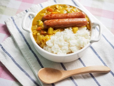 亚洲食物香肠咖喱饭