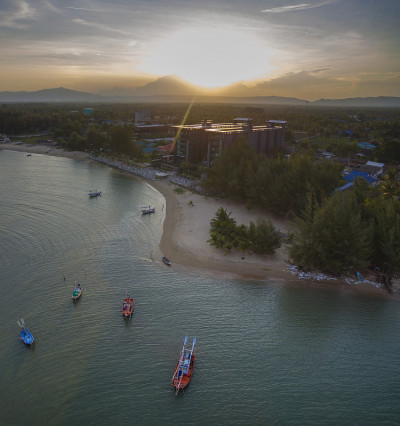 鸟瞰图日落天空在泰国南部的klong警告prachuap khiri汗