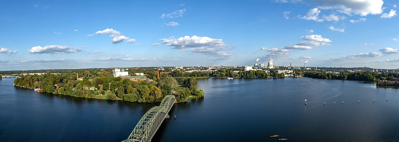 从柏林的天际线可以看到史班道区、电视塔、城堡、Teufelsberg、奥林匹克体育场和一座通往岛屿的