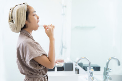 亚洲女性在早上到卫生间刷牙