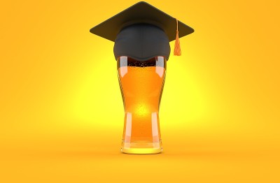 啤酒杯和学位帽