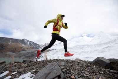 女子越野跑者越野跑上山冬季雪山山顶