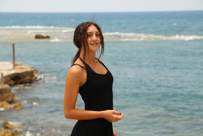 海滩上的黎巴嫩年轻女子