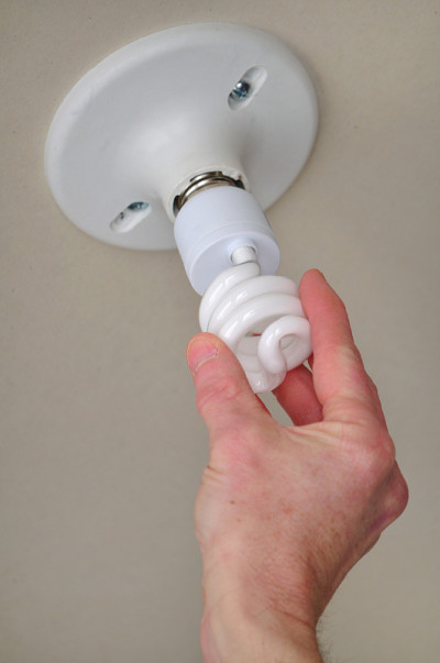 安装紧凑型荧光灯(CFL)