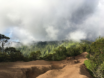 夏威夷考艾岛多云的日子里的卡拉劳山谷。