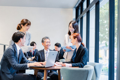 在办公室开会的商务人士