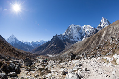 前往珠峰大本营途中的山景