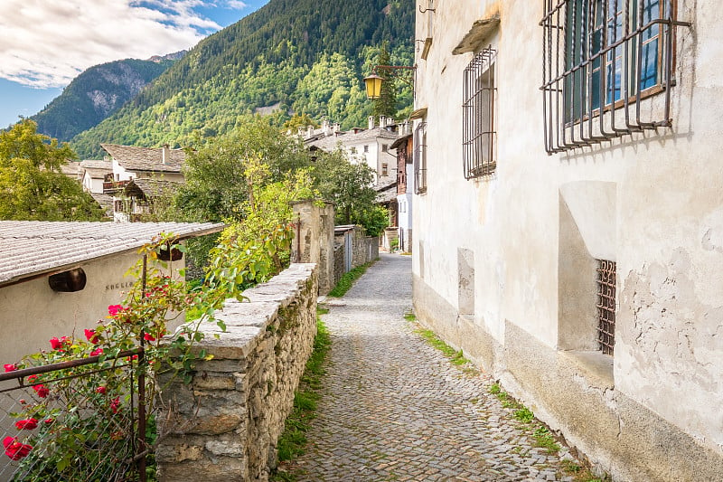 徒步旅行时穿过Soglio村(Graubünden，瑞士)