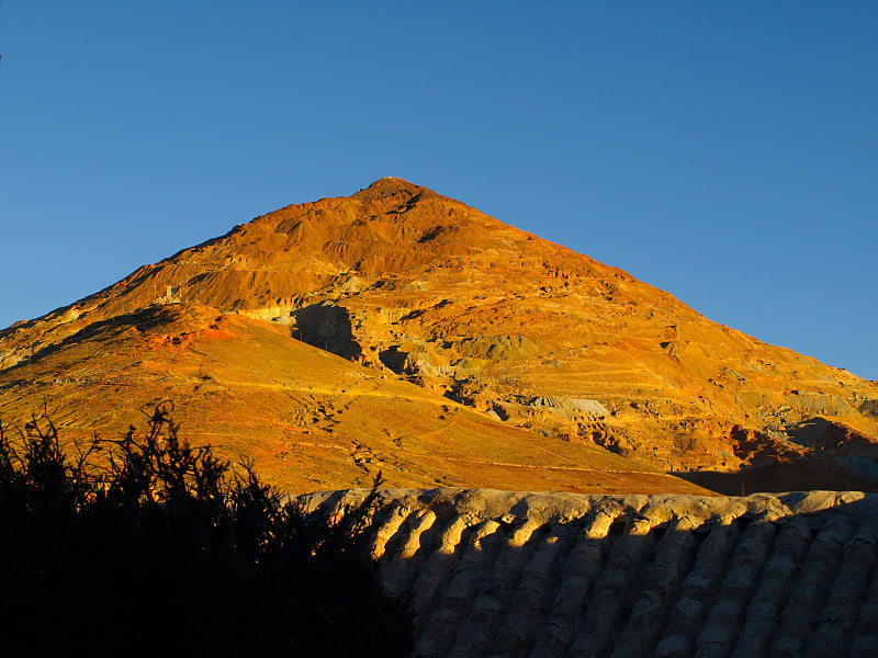 红色夕阳下的银山