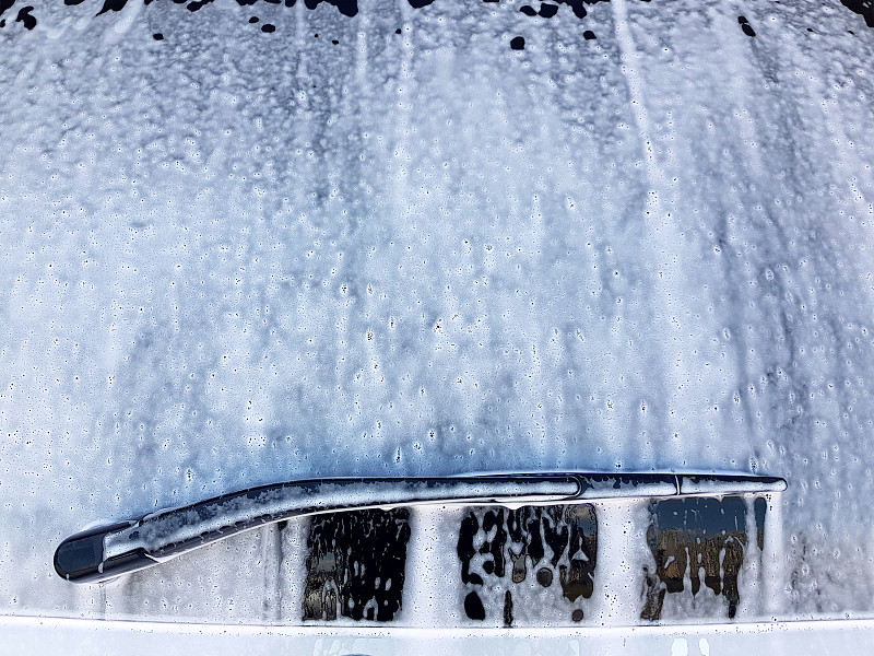 后窗用雨刷涂上一层洗涤剂活性泡沫，泡沫用于洗车，近距离看后窗无人与拷贝空间。