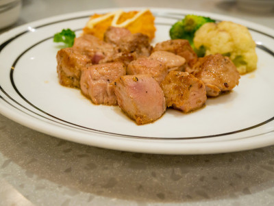 白盘子里的牛排