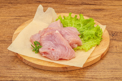 烹饪用的生火鸡胸肉