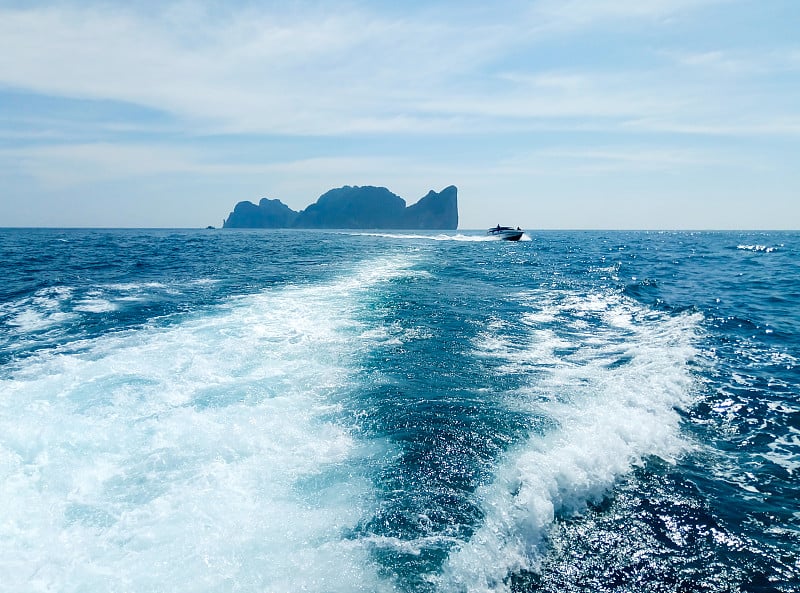 从船的甲板上看海浪从船。