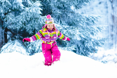孩子们在冬天玩雪。孩子们在户外。
