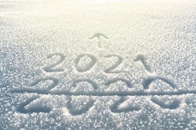 2021年下雪时用手指写字。雪纹理。碑文2021写在雪面上，象征来年