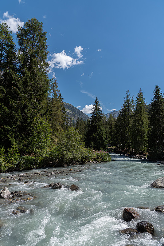 La Thuile。(Aosta)。维尔尼的朵拉河。