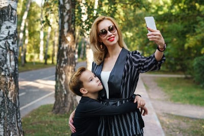 母亲和儿子。家庭时间。Selfies