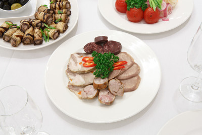 餐桌上有肉类点心