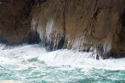 西班牙北部兰尼斯海岸阿斯图里亚斯的喀斯特石灰岩海崖景观，海浪拍打着悬崖。