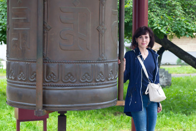 在达桑的佛寺里，一位微笑的黑发女郎摇着鼓，念着咒语