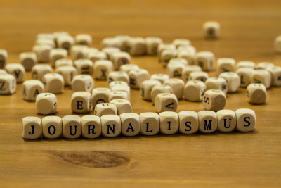 木制字母新闻德语“Journalism“