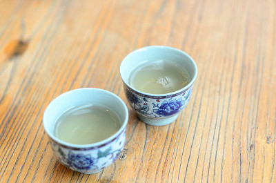 竹桌上的绿茶
