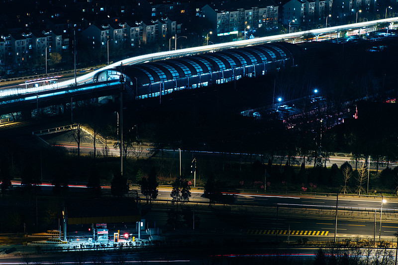 北京夜景，地铁站和高速公路站