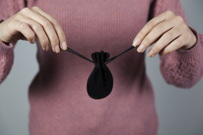 女人手里拿着黑色的礼品包