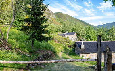 从石头和石板小屋眺望山景