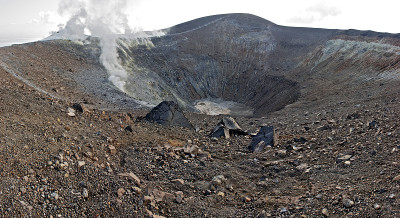 火山火山口冒着烟