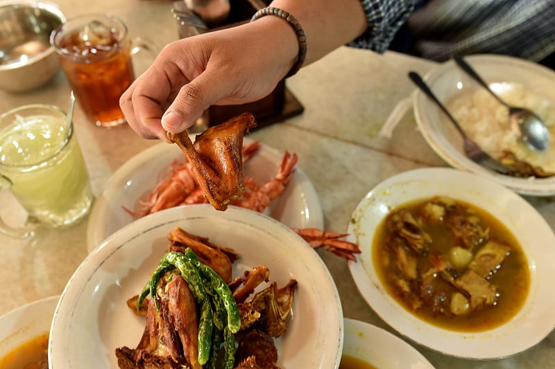 Acehnese炸鸡套餐“抓鸡”