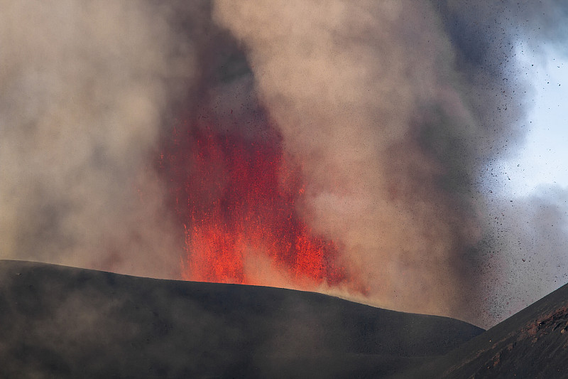 火山喷发。埃特纳火山从沃拉吉火山口喷发。