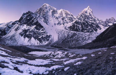喜马拉雅山Taboche和Cholatse峰的日出