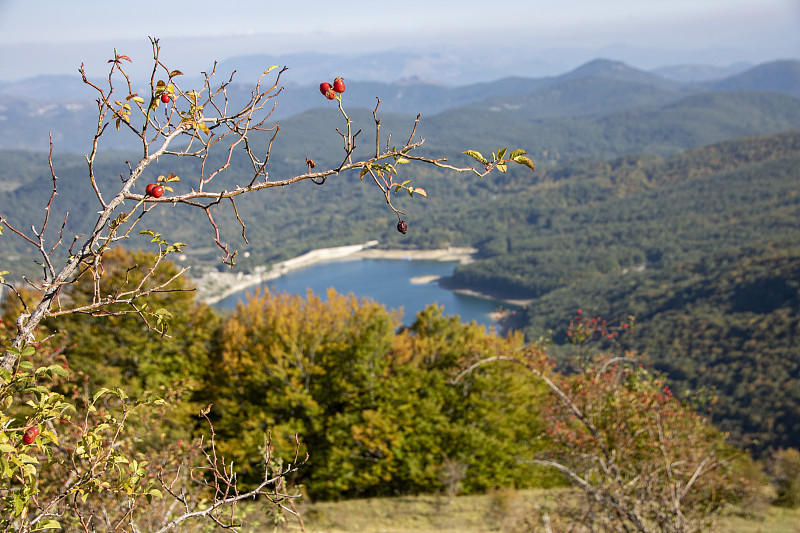 山峰湖