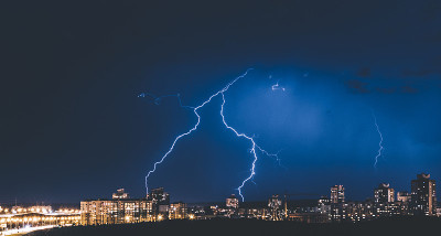 风暴夜空