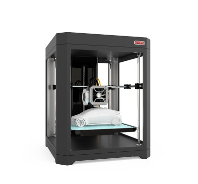 3D打印机与汽车模型隔离在白色背景